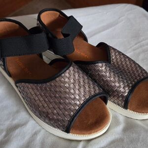 bernie mev. Metallic Woven Open-Toe Sandals in Bronze and Black